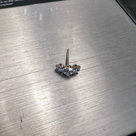 14k solid yellow gold single piercing earrings - Picture 2 of 5